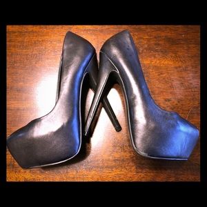 Steve Madden ‘Dejavu’ platform pumps